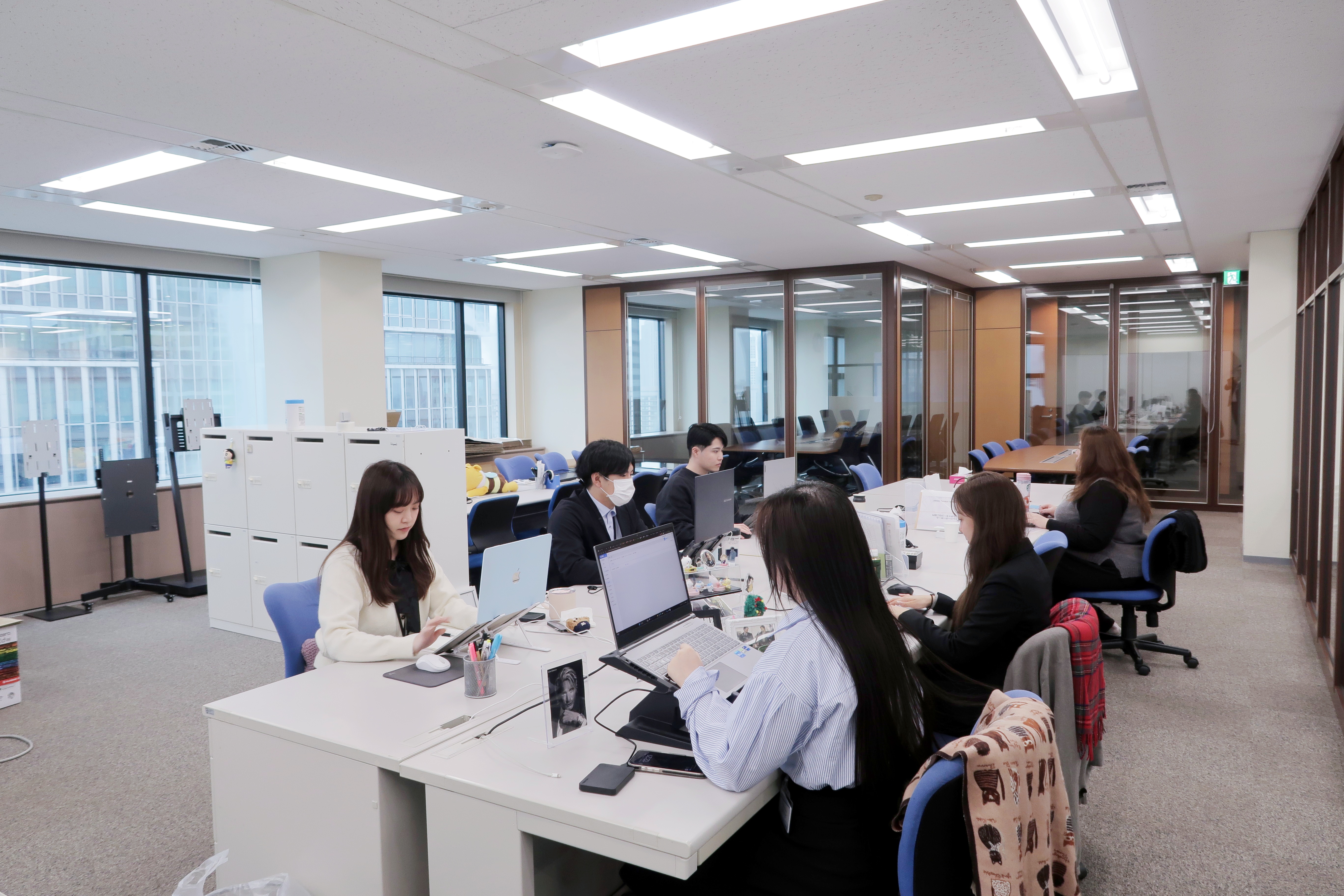 フォーカスメディアジャパン 株式会社 東京事業所　【工事部事務所】の正社員 電気工事士の求人情報イメージ2